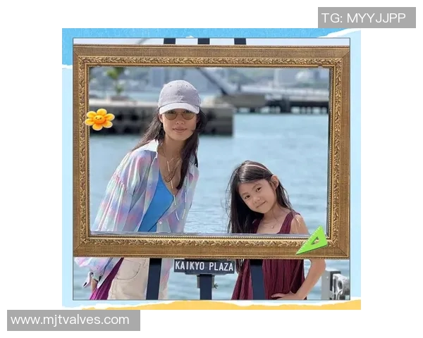 足球明星与女星亲密合影展现魅力瞬间引发粉丝热议与羡慕